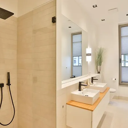 Ankerplatz, Charlotte Lägenhet